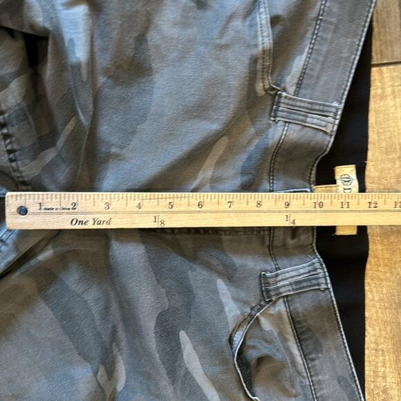 Democracy Women's AbSolution Camo Print Skinny Jean Gray Size 14 - Picture 5 of 8